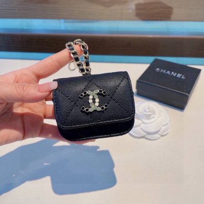 香奈儿Chanel官网1:1耳机包 采用原版鱼子酱荔枝纹皮料 珐琅Logo 时尚迷你包包，挂绳可当包饰，蓝牙耳机包，一举两得 Airpods 3代