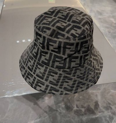 Fendi 芬迪 老花字母渔夫帽，Fd的老花渔夫帽真的很洋气，超火爆的早春渔夫帽，看到收的爆款 时尚百搭 一年四季戴 巨好搭衣服