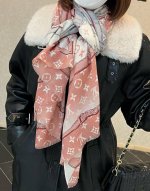 会发光发亮的围巾2024限定系列爆款到啦lv原单正品。早秋主打款。佩戴le Tout Paris长巾lv箱包和底部的标识丰富细节，更富女性魅力。真正的殿堂级围巾