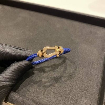 Fred 玫瑰金光面蓝色手绳 大号 蓝色相较于黑色 多了份精致 搭配玫瑰金半钻马蹄扣恰到好处 绳子颜色可以更换 无论男女佩戴都更好看 手绳采用1500根尼龙编织