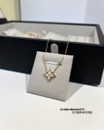 p价 lv Color Blossom系列 天然白贝单花项链 v金材质制作 工艺细腻 细节完美 美丽的花朵在白色珍珠母贝上绽放璀璨的玫瑰金光 打磨岀这些精致的曲