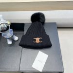 Celine赛琳针织配狐狸毛钱单帽新款上架毛线针织面料手感舒适透气性好！款式新颖别致！出街必备单品，减龄又时尚，非常大方！帽型特别好看！而且价格非常美丽！送人自