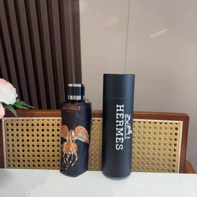 HermèS 爱马仕 新款 五折伞 热卖款 时尚指数爆表 不论晴天雨天使用都相得益彰 拥有它感受风从身体经过的感觉 留下沁人的芬芳 时尚达人必备哦 原单代工级品