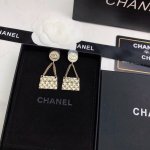 Zp打版 小香 Chanel 包包耳钉耳坠。 优雅大方精工设计 雕刻 非常修饰脸型 青春活力 一眼就被这款吸引了 非常漂亮的颜色搭配 时尚又俏皮