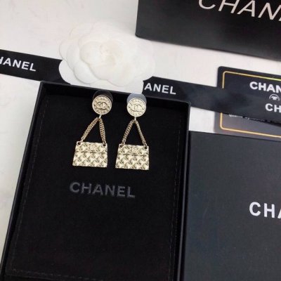 Zp打版 小香 Chanel 包包耳钉耳坠。 优雅大方精工设计 雕刻 非常修饰脸型 青春活力 一眼就被这款吸引了 非常漂亮的颜色搭配 时尚又俏皮