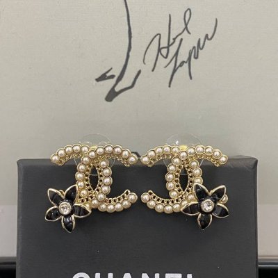 香奈儿耳钉热销款爆上新一致Zp,专柜正品 Chan 22双C珍珠花朵耳钉 珍珠镂空设计，整体很有质感，黑色小花有点睛之笔 非常气质淑女的一款