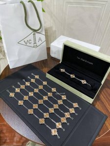 V金材质Vca白金玫瑰金绝美配色镭射雕花四叶草五花手链