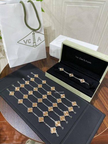 V金材质Vca白金玫瑰金绝美配色镭射雕花四叶草五花手链