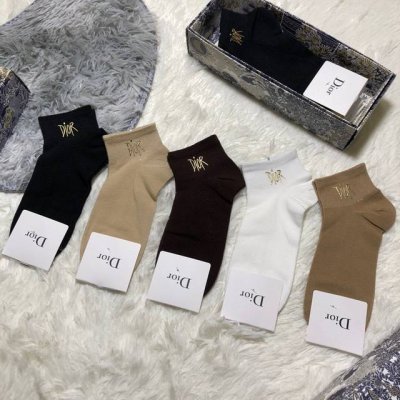 特 Dior 迪奥D家新品女款袜子 一盒五双 纯棉材质，柔软舒适透气，罗口烫金经典品牌全称Logo，炒鸡Nice，专柜同步袜子大牌出街，潮人必备超好搭