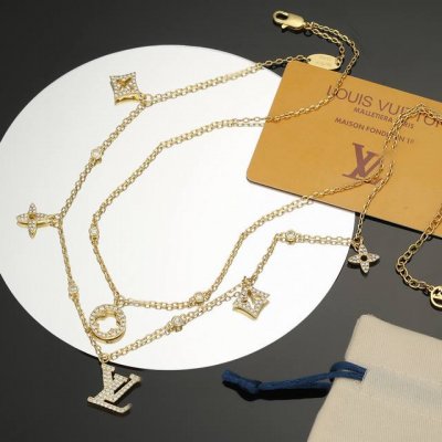 路易威登双层多元素项链 秉承精湛匠艺 抛光色泽成就经典 Lv 字母的自然化身，流露品牌格调 明星同款 经典百搭 项链