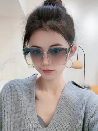 尼龙系列 Lv大框太阳镜墨镜经典的方框设计，不挑脸型，无论搭配大衣还是连衣裙都非常显气质尼龙镜片预防紫外线 型号：L6191