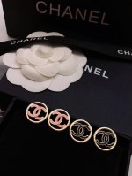 Chanel香奈儿耳钉 热销款 市面最高版本专柜1:1款式开模 925纯银针 专柜原版同黄铜材质！小香经典Logo镶钻香奈儿耳吊 女神必备 超级显脸瘦耳钉