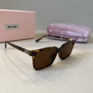miumiu太阳墨镜超显脸小的墨镜 miumiu 开春新品 大方框墨镜 独立字母嵌钻 高品质值得拥有 mod: Smuo7S Size : 54-20-140