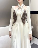louis Vuitton 90 方巾 面料为最顶级16姆米桑蚕丝 手感柔软丝滑 绝对独一无二,金字塔尖的数码印花， My Neverfull 桑蚕丝方巾回溯