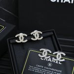 Chanel经典不规则双C耳钉 戴上美到心巴上的耳钉来了 心仪的款难免少不了经典双C 真的很美~浅金银色怎么搭配都百搭