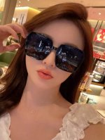 p100 【Gucci】2025新款潮流爆款 时尚方框太阳镜 佩戴舒适 网红潮款墨镜 女士高清加厚偏光太阳镜 高品质Tr镜框 型号G9751