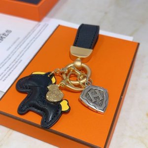 新款Hermes爱马仕钥匙扣钥匙扣加厚版 铂金版。高级精工版 众多网红同款 爱马仕挂饰钥匙扣太考验师傅的手艺了 要确保每个细节都到位不简单 高端定制 男女同款