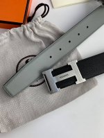 h 鲨鱼纹黑色腰带，宽度4.0Cm，搭配专柜新款内穿钢扣.工艺精湛、手感柔软、细腻，高端定制，经典之作.