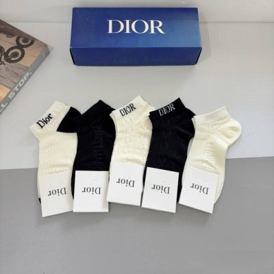 配包装 一盒5双 Dior 迪奥 经典爆款短筒袜子、竹棉面料， 专柜同款 实用好穿 柔软透气，时尚百搭款，大牌出街。