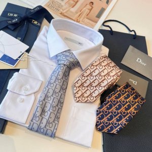 特Dior家款新领带 Dior男士Cd提领花带 稀有展现精湛工手与时尚优雅理的想选择 这采款用Do家最经极典具标志性Logo提制花成的领带 以同色调法手演绎的更