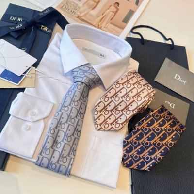 特Dior家款新领带 Dior男士Cd提领花带 稀有展现精湛工手与时尚优雅理的想选择 这采款用Do家最经极典具标志性Logo提制花成的领带 以同色调法手演绎的更