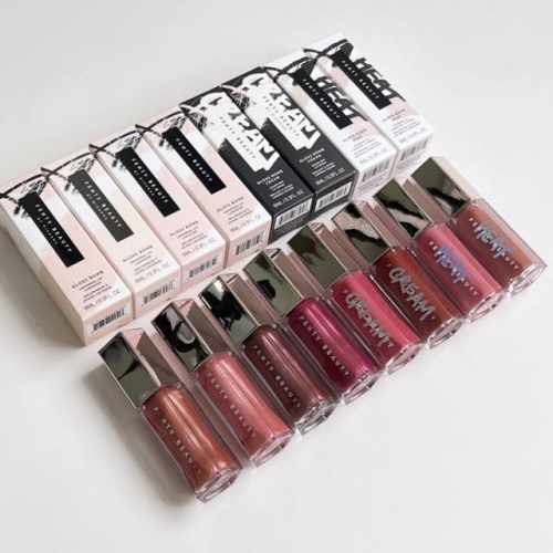 打起出货 蕾哈娜唇釉！色号： 流光款粉盒：01#Fenty Glow，02#Fussy，05#Hot Chocolit，08#Riri 浓彩款黑盒：02#Fen
