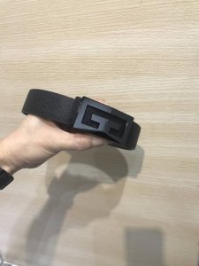 特P210 配送专柜包装 打孔针 宽35Mm，原单进口小牛皮 头层牛皮，搭配原单钌钯电镀Gg扣，手感.油边近乎完美，原产皮料定制，质感无可挑剔，出众的细节，高清