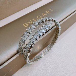 宝格丽手链手镯V金材质。Bvlgari宝格丽 Divas‘ Dream 系列 品相完美，细节无敌，那种独特的色泽完全无可挑剔，再缀以经典指环外形设计，简约之余却