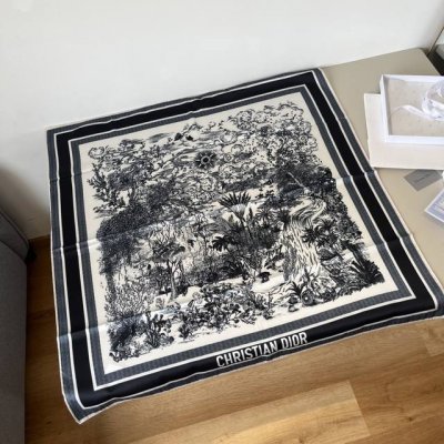dior丛林手绘方巾 Size：90X90Cm 材质：100%真丝 热带丛林的神秘、野生动物们的悠哉自在 一笔一画的匠心艺术品！