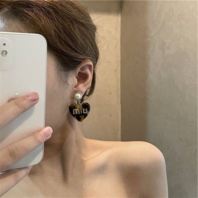 miumiu 亚克力爱心耳环各大博主人手一对， 超经典系列超级洋气百搭 简单大气做工精致懂货的小姐姐必入手