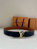 特P210 4.0宽 本款 Lv Shield 双面腰带出自 2024 秋冬时装秀 字母与 Monogram 花卉，展现西部牛仔的灵感启发。双重缝线穿梭于皮革内