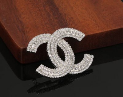 小香 Chanel 火爆 胸针 最高代购级别 最具味道的满钻胸针Brooch 实物赞爆了 随便你想别哪里 别外套 西装 鞋子 领口 帽子 你能想象得到 它都能给