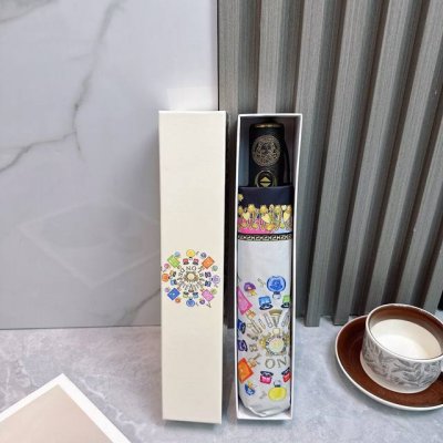 范思哲 Versace 夏季新款 全自动折叠晴雨伞 黑色涂层防晒有效阻隔紫外线99% Upf 50 所以能起到伞下体感降温的效果 有效隔热 高效防晒 一把搞定