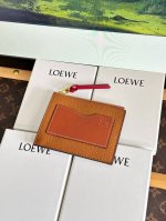 120 土黄6色现货 Loewe罗意威斜挎零钱包卡包 超级方便的一款小号零钱包卡包 一个拉链格 放卡片 零钱等～小巧便携，外观好看 尺寸 12×10Cm