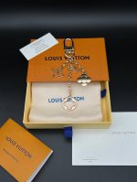 Lv经典四叶草钥匙扣 精致设计 金色链条 标志性Lv图案 时尚百搭 材质 金属