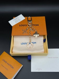 Lv经典四叶草钥匙扣 精致设计 金色链条 标志性Lv图案 时尚百搭 材质 金属