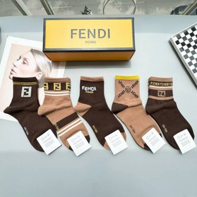 配包装 一盒五双 Fendi 芬迪大F新品男女款秋冬款中筒袜子超级经典的双F标志 纯棉材质制造 透气舒适 超级Nice超火爆小单品 大牌出街 潮人必备超好搭