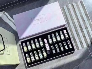 专柜品质 祖马龙21件套珍藏版 套装共21支 其中1支30M樱花20支9Ml不同味道的香水 都是它家最经典最热门的香味 味道都列在下面了 咱家的祖马龙必须是可以