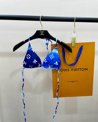 Lv泳衣 简单大气 适合多种场景的游泳衣 海边 游泳池 温泉 水上乐园 漂流都可以内搭也完全可以 连体设计遮肉显高挑 腹部有点肉肉也不影响咱美美的 背面设计大露