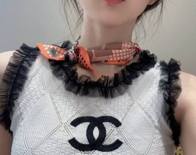优雅骑士 Twilly 爱马仕 Hermes 100%桑蚕丝，18姆米斜纹真丝 86X5Cm 双面图案