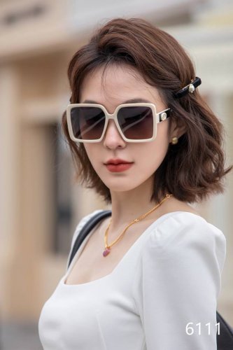 Dior-迪奥 2025开春新款 潮流爆款 时尚方框偏光太阳镜 高品质 佩戴舒适 网红潮款墨镜 女士高清加厚偏光太阳镜 高品质Tr镜框 型号 Cd1611