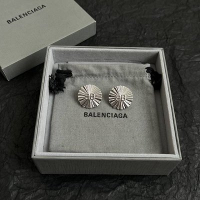 巴黎世家 Balenciaga 耳钉 简单大方 大牌金质感饱满 ，搭配衣服超好看 ！