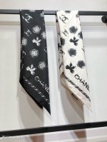 Scc2438 原单小香90Cm真丝方巾，顶级斜纹真丝材质纯手工卷边，轻奢感十足高端重磅斜纹真丝完全专柜品相面料追求造型，手感挺括，鲜艳饱满色彩超级养眼！好货不
