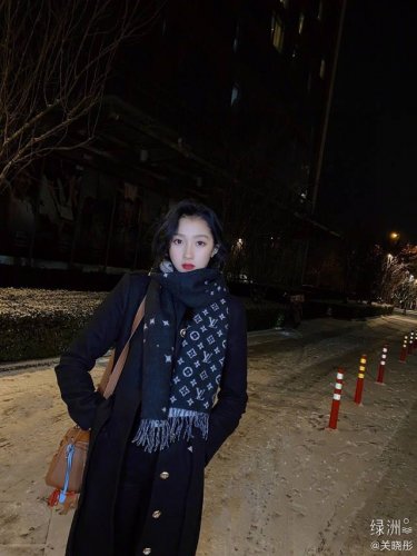 高端版本上线 新年献礼 Louis Vuitton 渠道独家特供大驴专柜款满天星当季双面热款女羔绒两用披肩围巾 ◎特点:渠道独家特供的大驴 专柜当季排长队预定的
