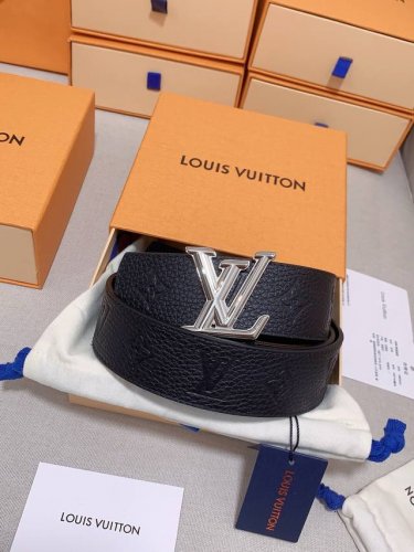 Lv 奢华款现代 Taurillon 皮革 饰以雅致大方的标志性 Lv 首字母 柔软结实的皮带 双色搭配可双面使用 可搭配从礼服到休闲装各种服饰 宽度4.0Cm