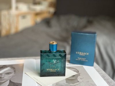 高端品质 很经典的男香！Versace范思哲爱罗斯男士淡香水100Ml，范思哲推出这一款以希腊爱神为名的新范思哲男士香水，旨在向范思哲时装屋创始人Gianniv