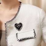 chanel小香 专柜新款镶钻香奈儿胸针 是最懂女人的饰物 那些倾注了全部心血去做自己的女人 往往更珍惜胸针的意义 香奈儿女士把胸针别在帽子上 并告诉那些模仿她