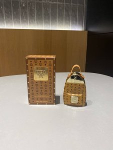 专柜品质 Mcm首款 Stark背包造型香水Mcm经典 “Stark”背包被设计成，他家首款香水造型，顶部增加的小拎带可以把香水作为挂件装饰在背包上，75Ml规