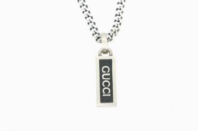 热销款 Gucci 古驰 黑色大理石纹路珐琅项链 今夏超热的Gucci黑珐琅系列终于来喽！ 手工制作的珐琅使得每一件作品都呈现出不一样的珐琅纹路，唯一无二。 这