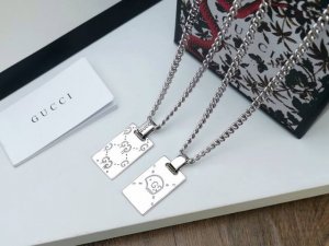 Gucci古驰 Guccighost骷髅头图案项链个性双G纹理 将独特的艺术图案融入吊坠设计中，最终成品是两种文化水乳交融，过去与现在并重爆款 #链长65Cm#